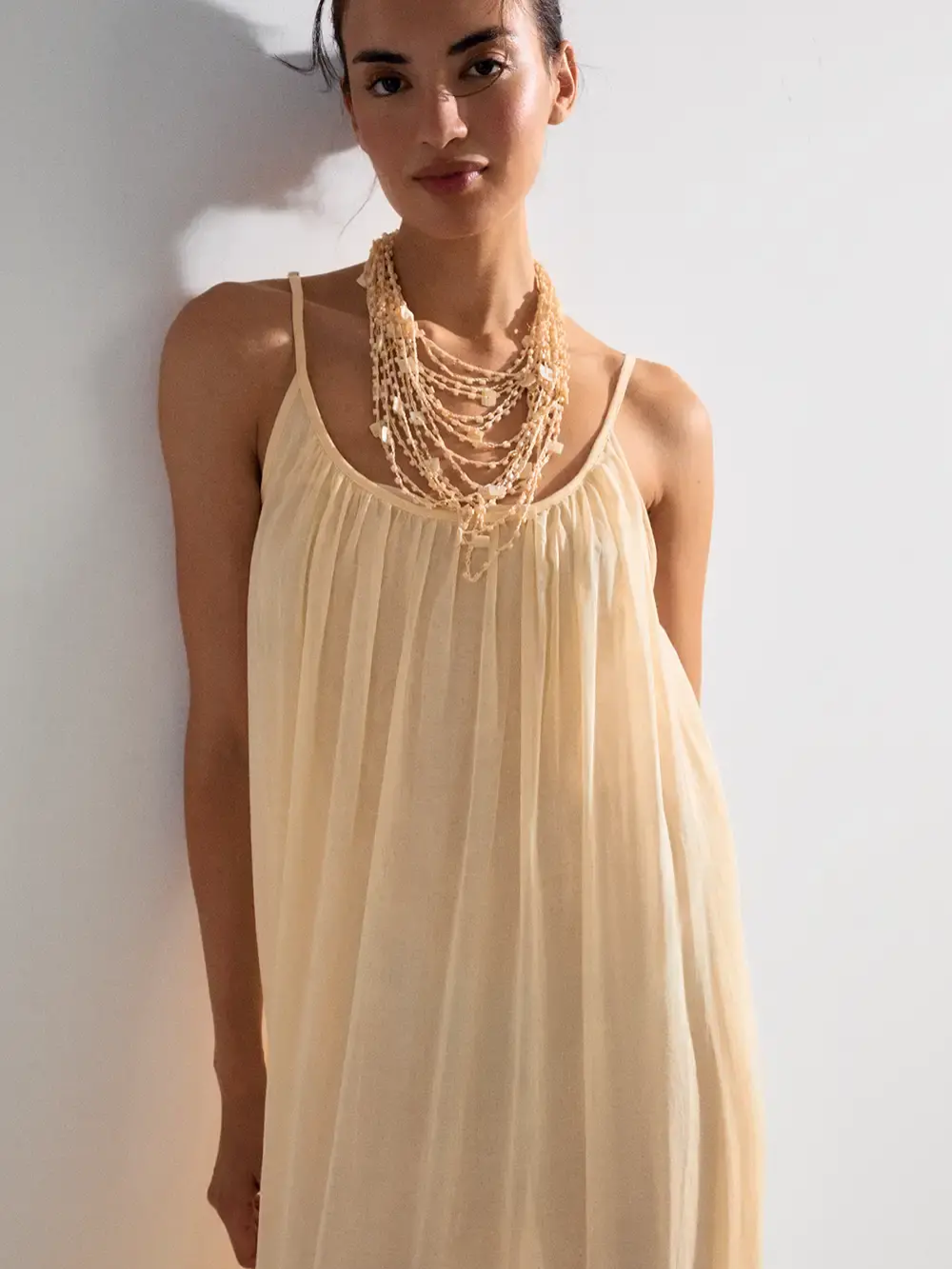 Vestido largo holgado con tirantes finos y falda con vuelo