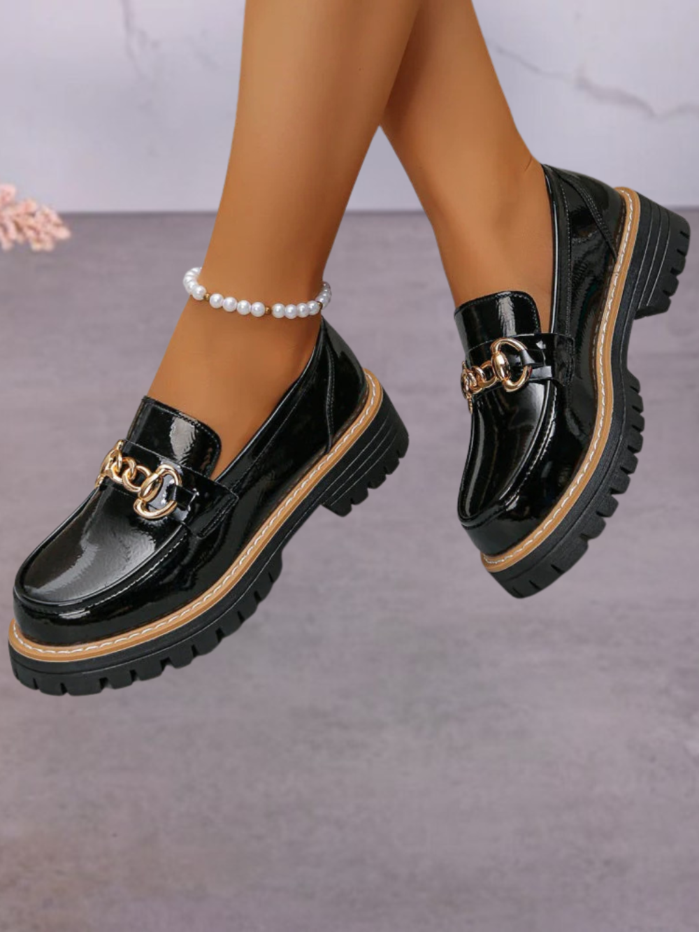 Mocasines planos con detalle metálico y suela dentada