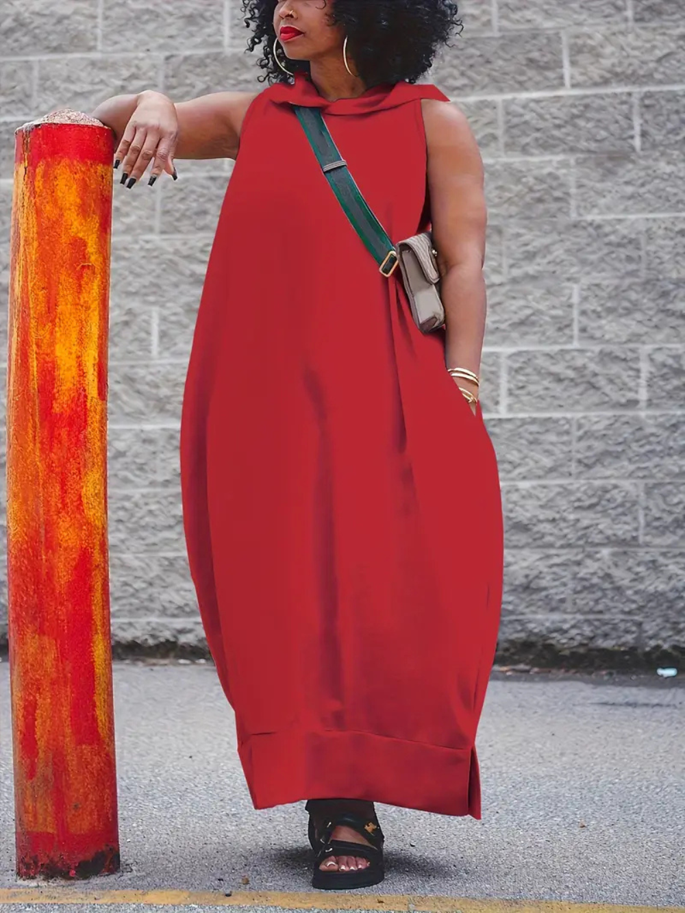 Vestido largo sin mangas con capucha y bolsillos laterales