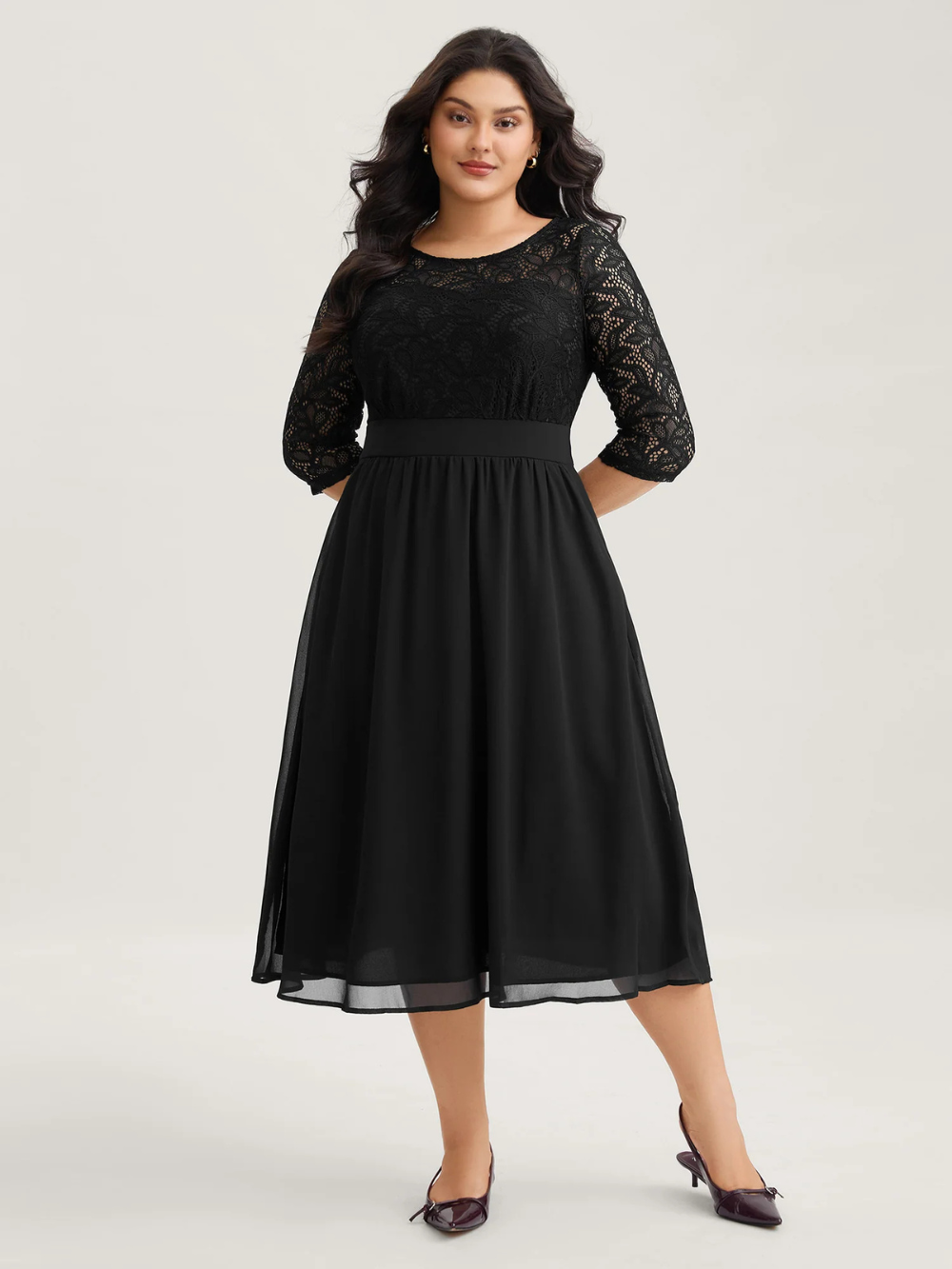 Vestido midi con encaje en la parte superior y falda fluida