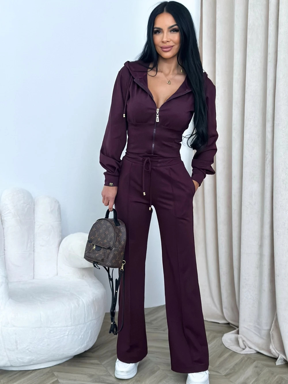 Conjunto deportivo con chaqueta de cremallera y pantalón recto