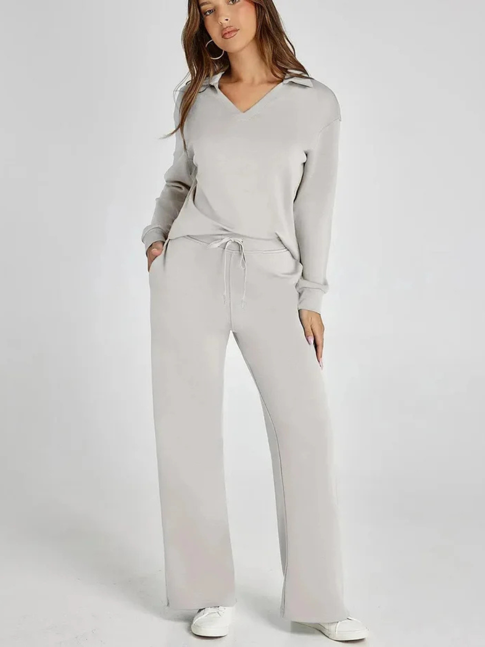 Conjunto con sudadera de cuello pico y pantalón recto con cordón