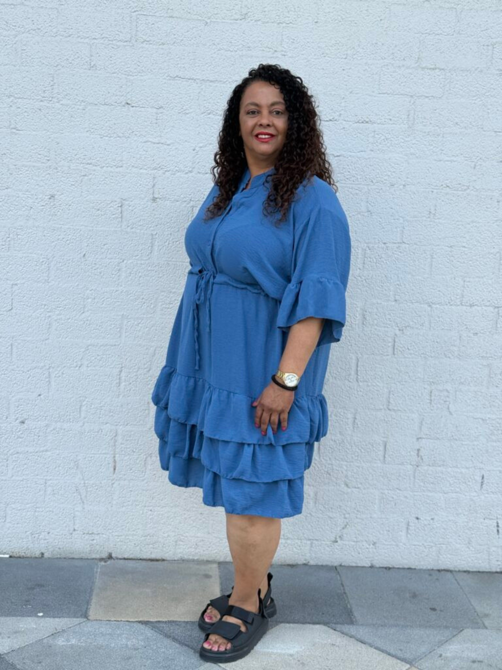 Vestido camisero midi con mangas amplias y falda de volantes