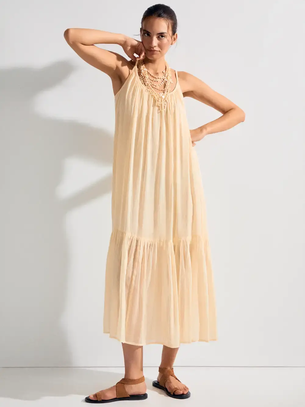 Vestido largo holgado con tirantes finos y falda con vuelo