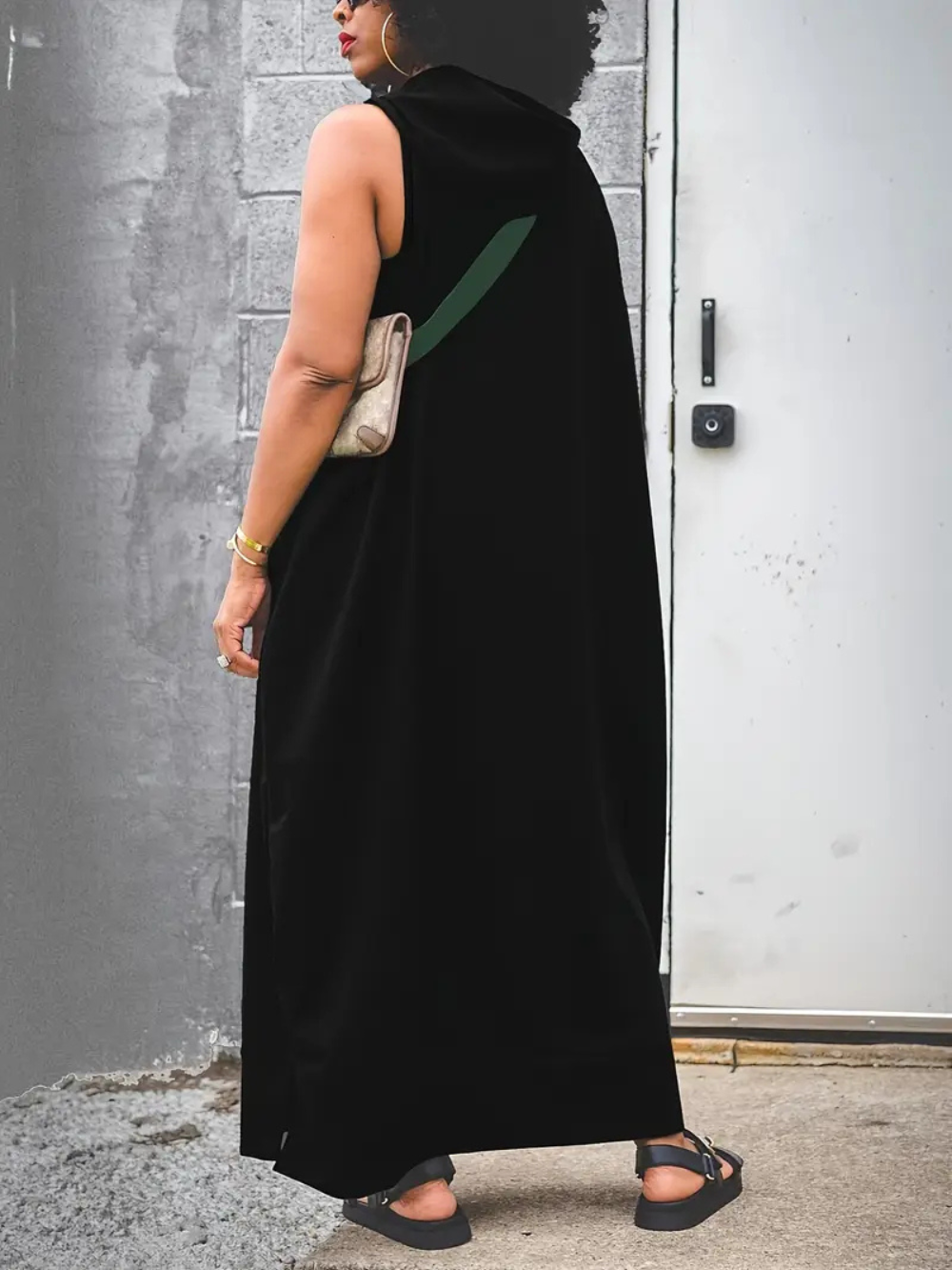Vestido largo sin mangas con capucha y bolsillos laterales