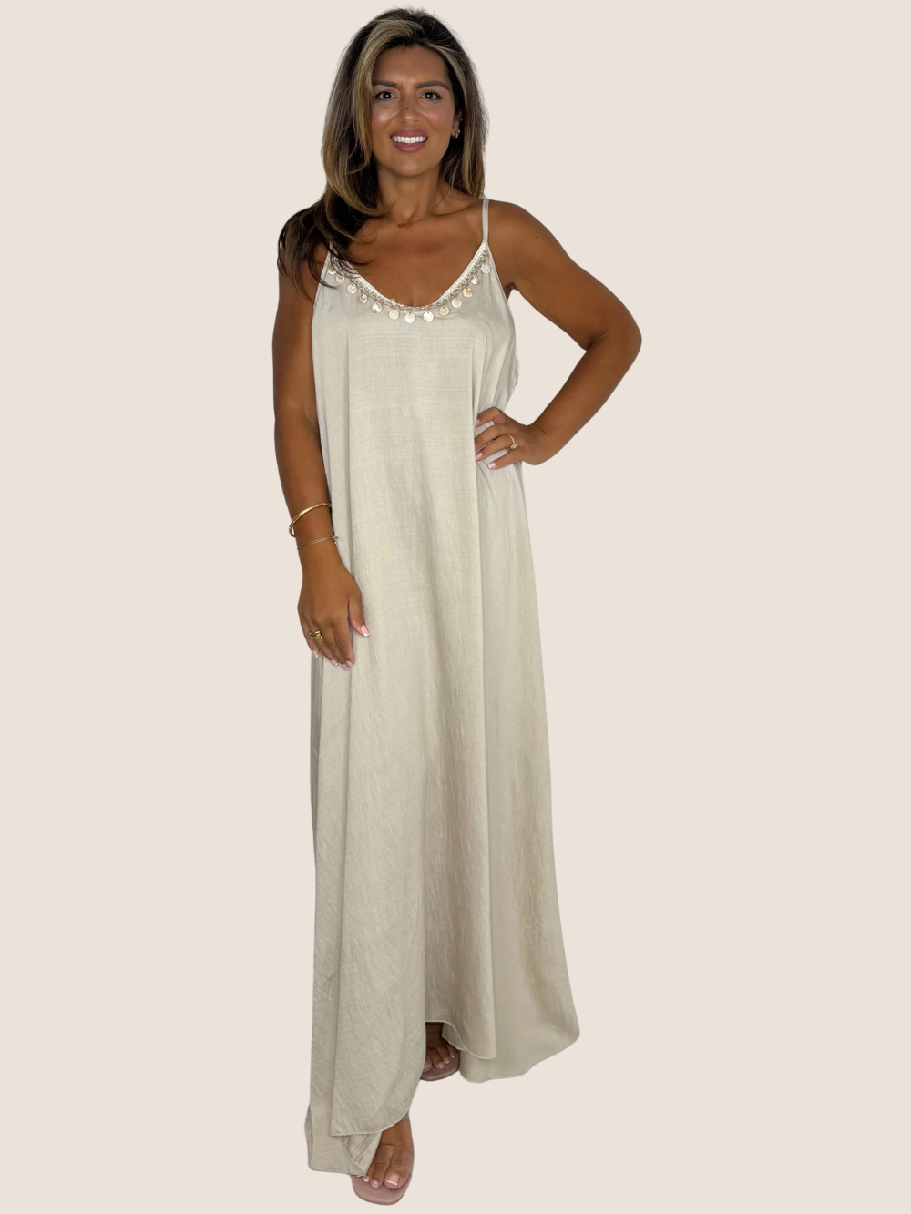 Vestido Mariba con detalle de conchas y tirantes finos