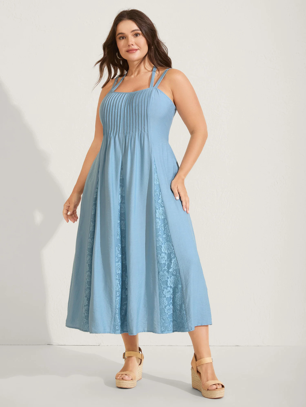 Vestido midi con tirantes dobles y paneles de encaje