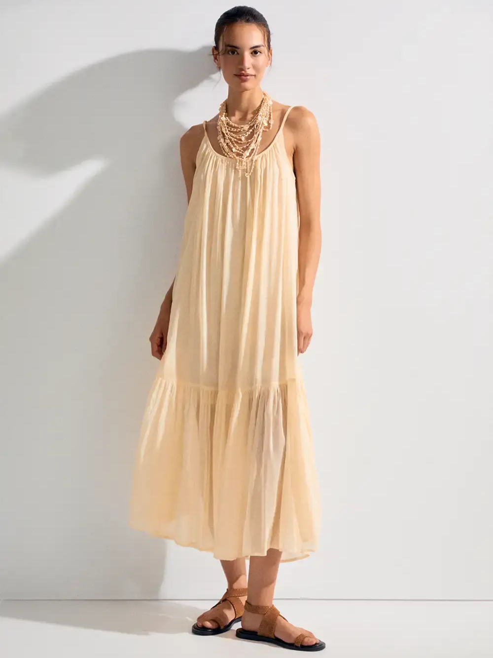 Vestido largo holgado con tirantes finos y falda con vuelo