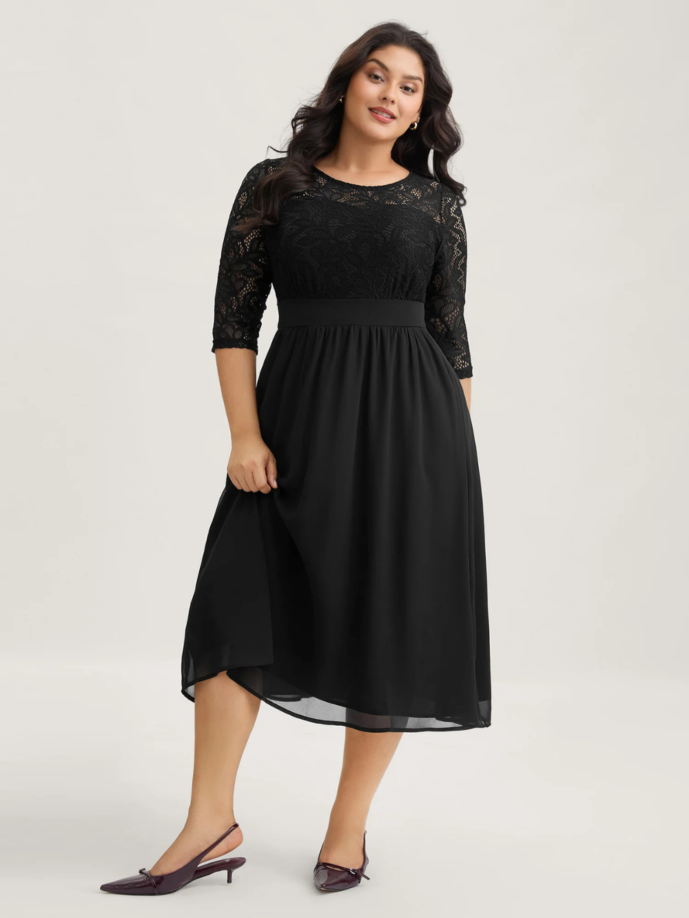 Vestido midi con encaje en la parte superior y falda fluida