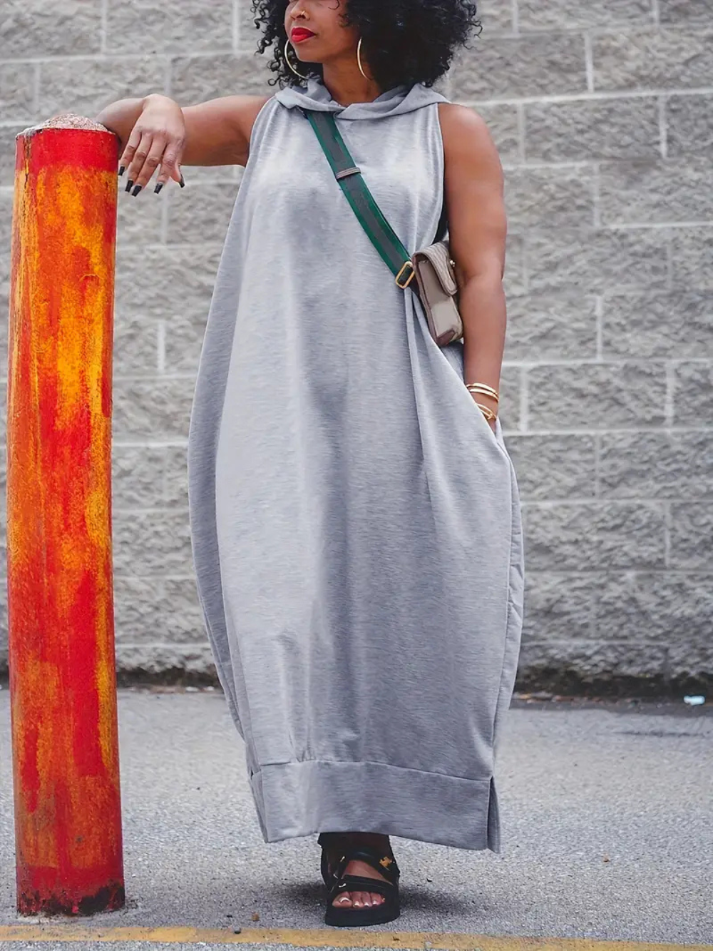 Vestido largo sin mangas con capucha y bolsillos laterales