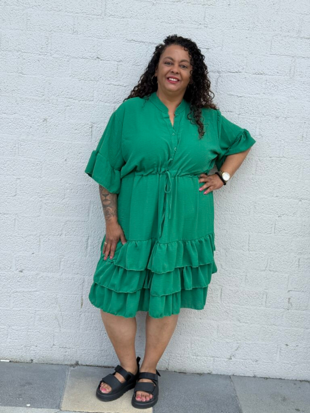 Vestido camisero midi con mangas amplias y falda de volantes