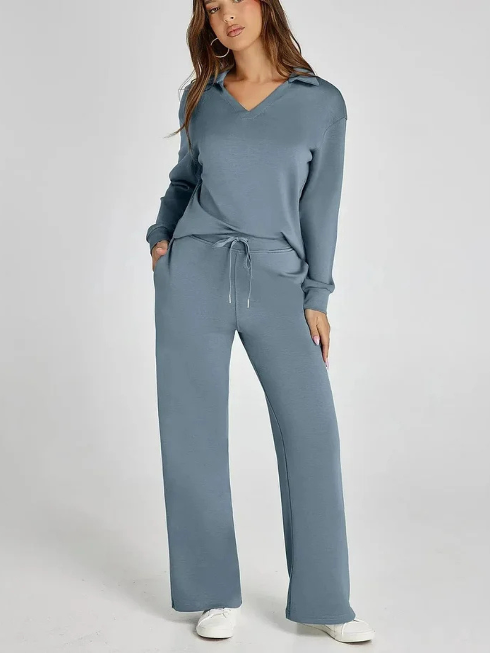 Conjunto con sudadera de cuello pico y pantalón recto con cordón