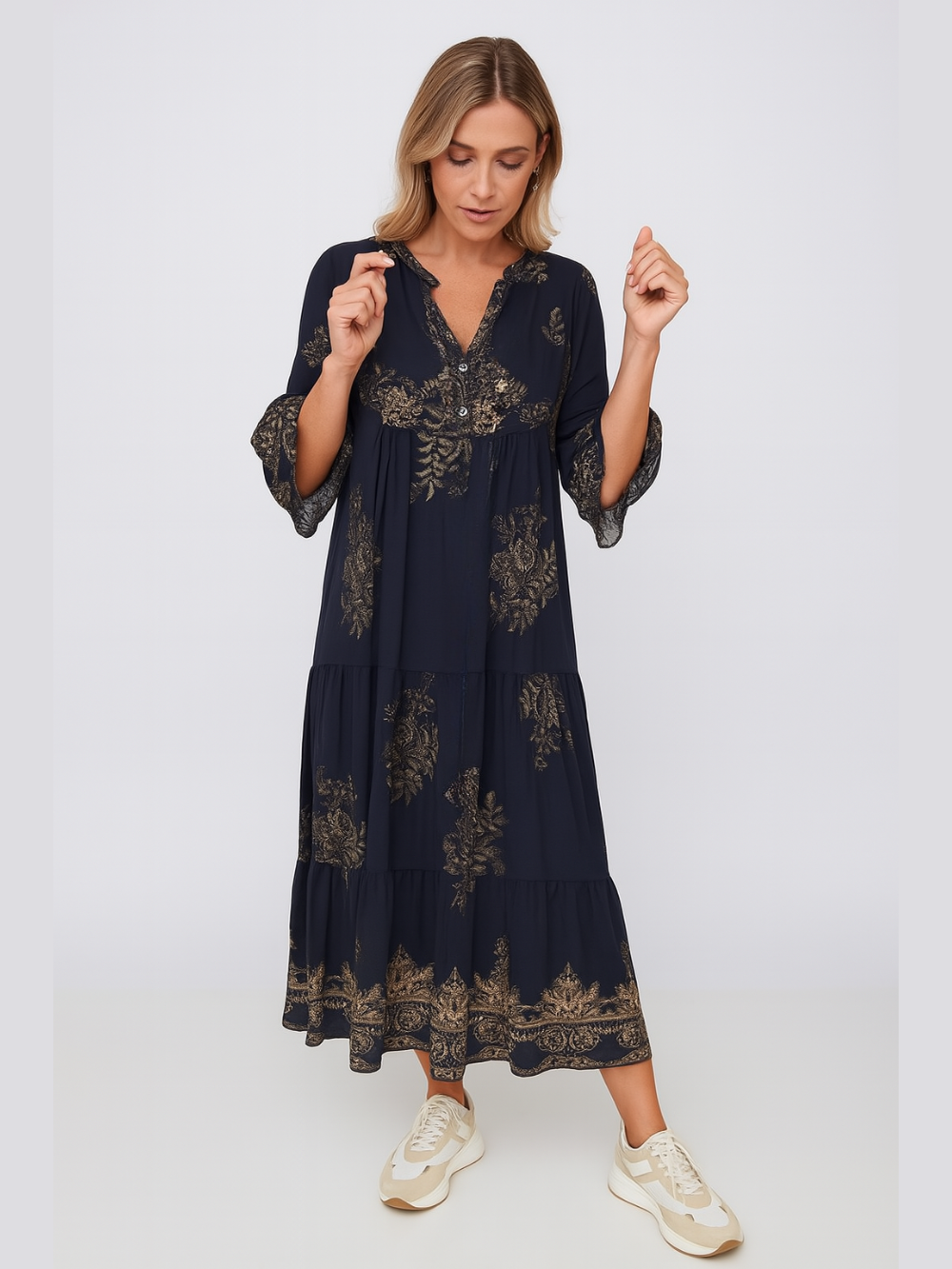 Vestido bohemio con estampado dorado y cuello en V