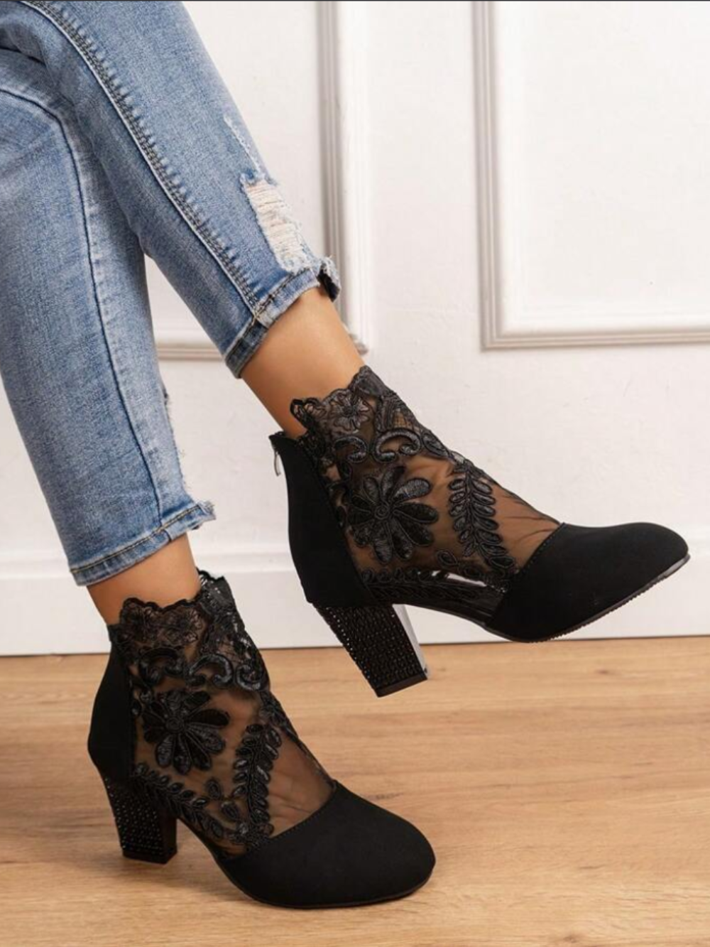 Botines de tacón medio con encaje bordado y transparencias