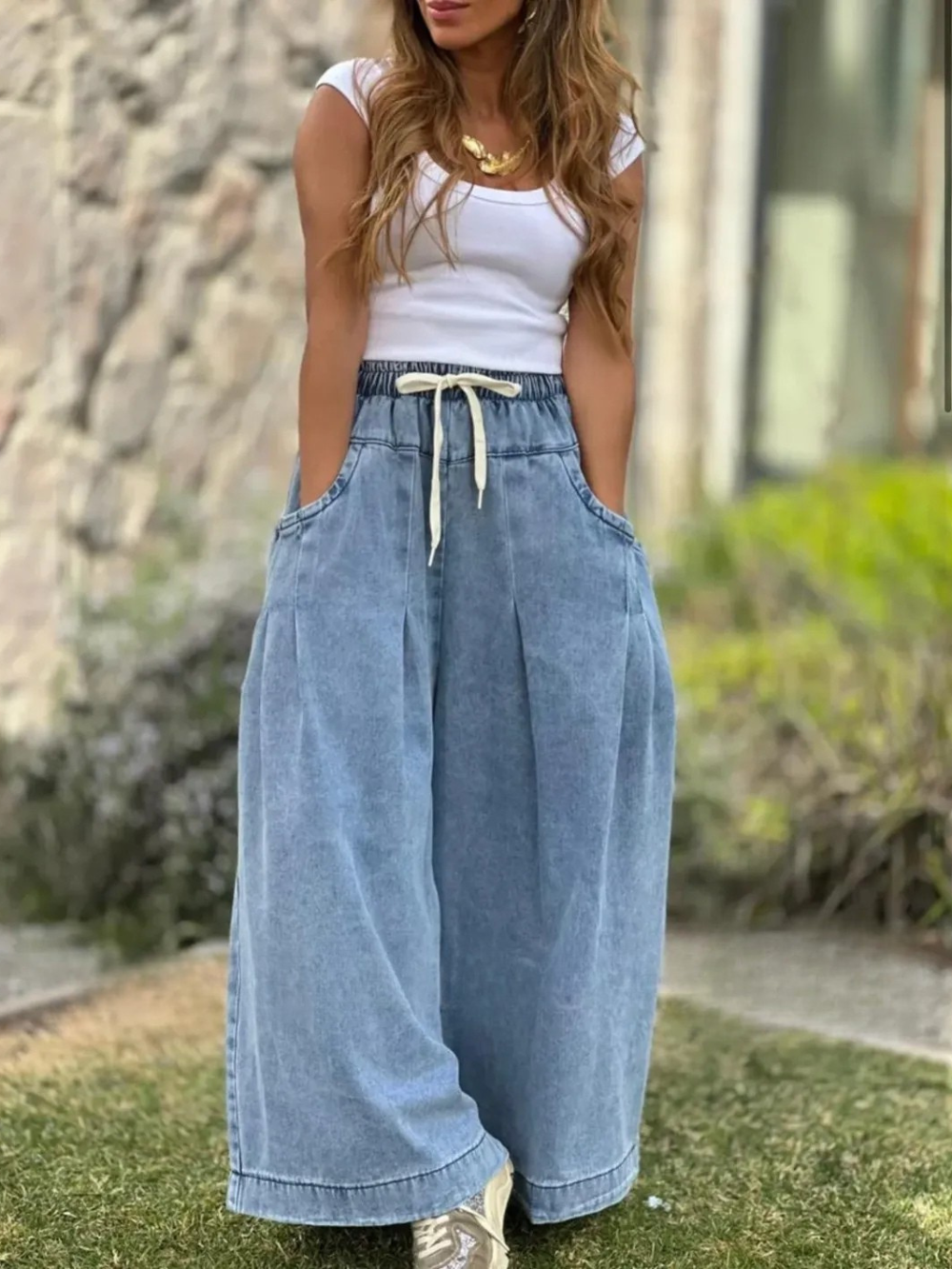 Pantalón palazzo en denim con cintura elástica y cordón ajustable