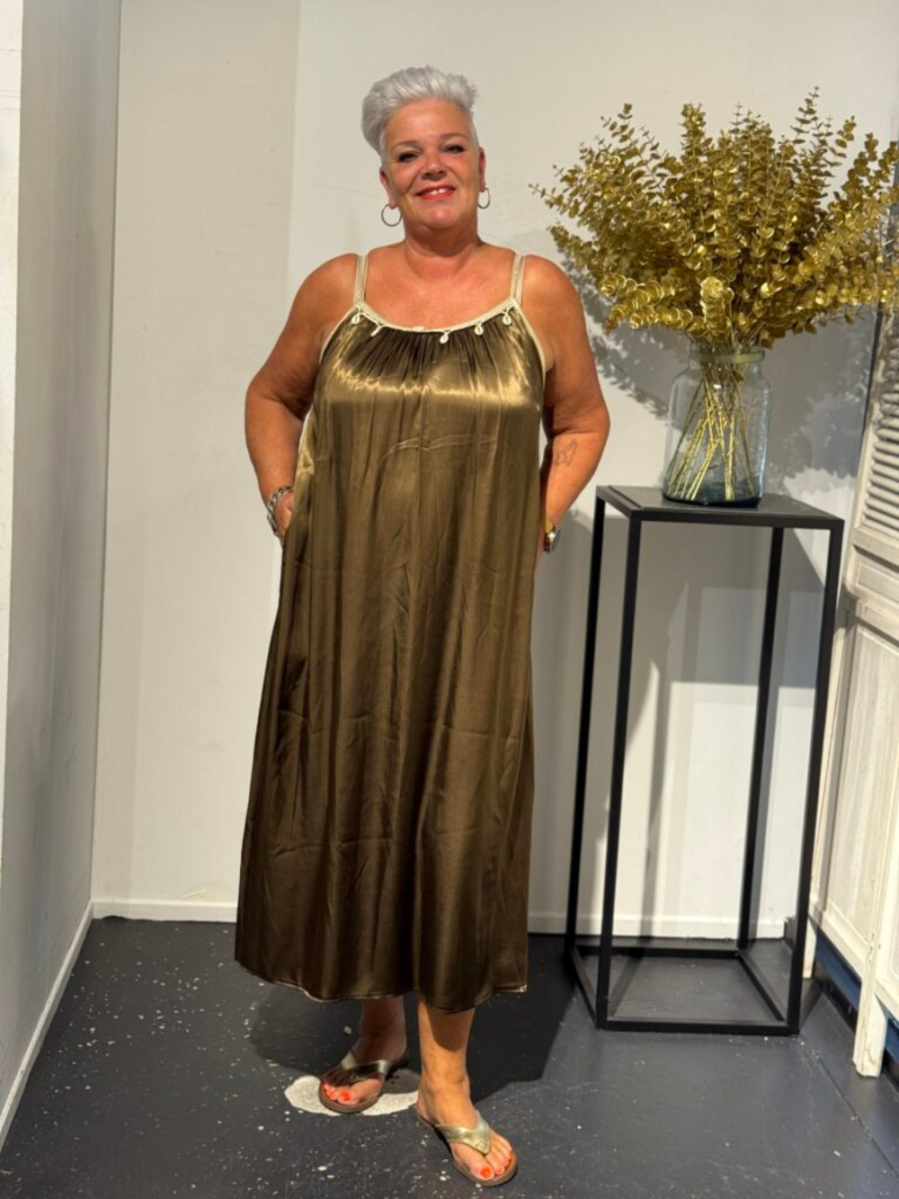 Vestido largo satinado con tirantes finos y detalle de conchas