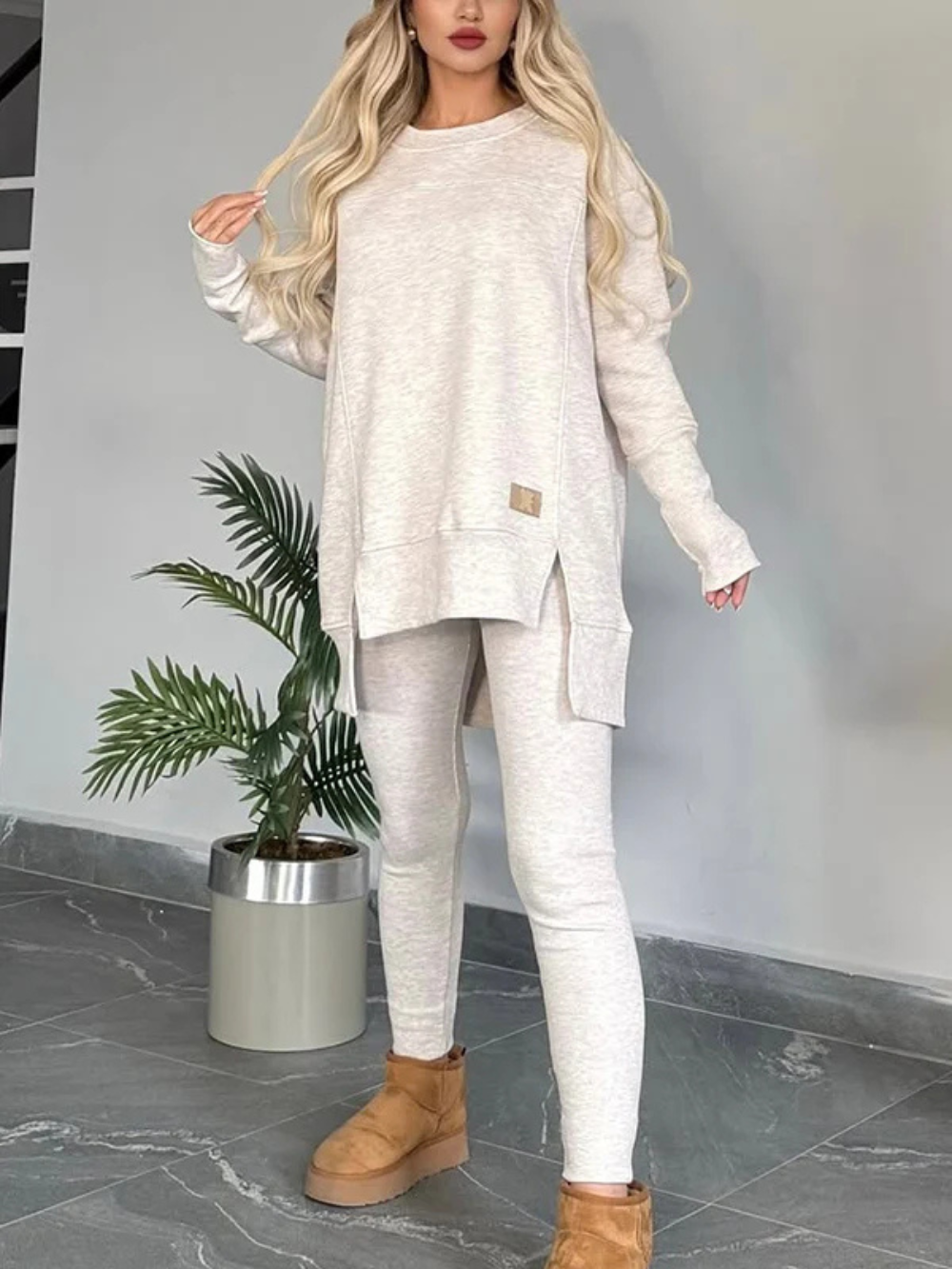 Conjunto de sudadera larga y leggings ajustados