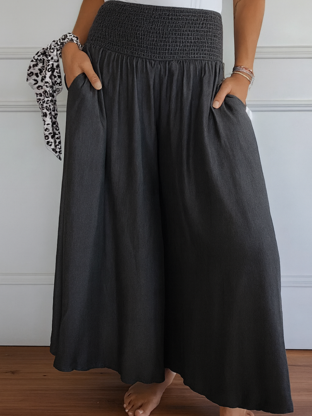 Pantalón ancho con cintura elástica y bolsillos laterales