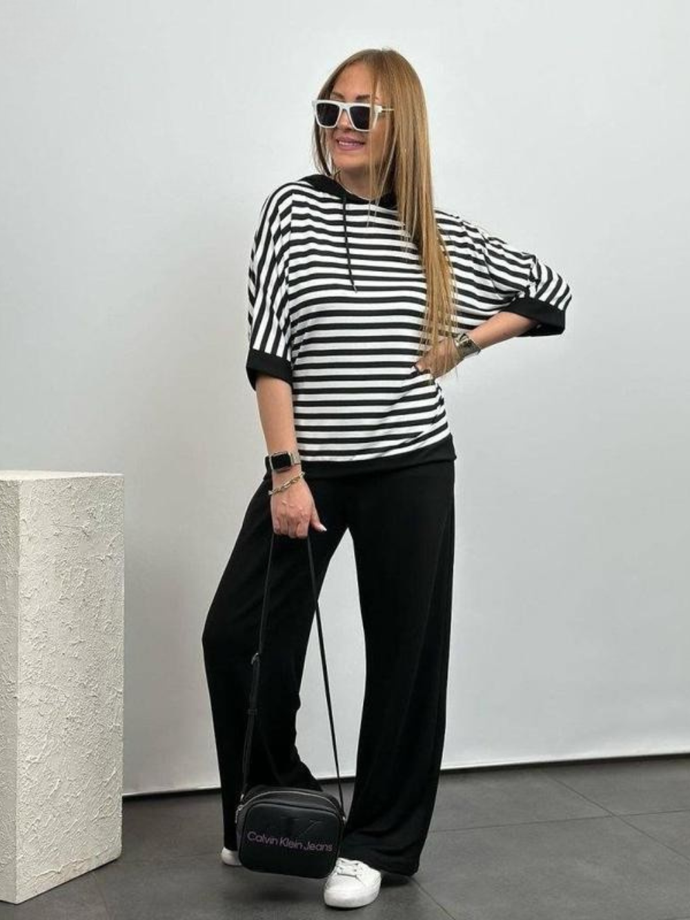 Conjunto de camiseta a rayas y pantalón largo de tiro alto
