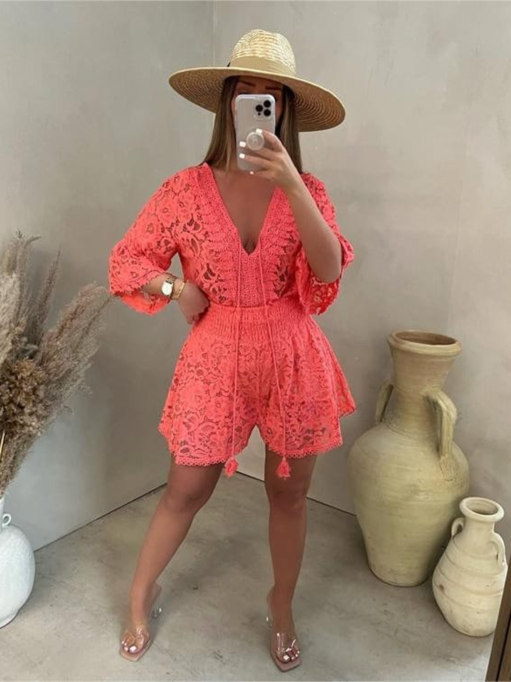Conjunto de encaje con cuello en V