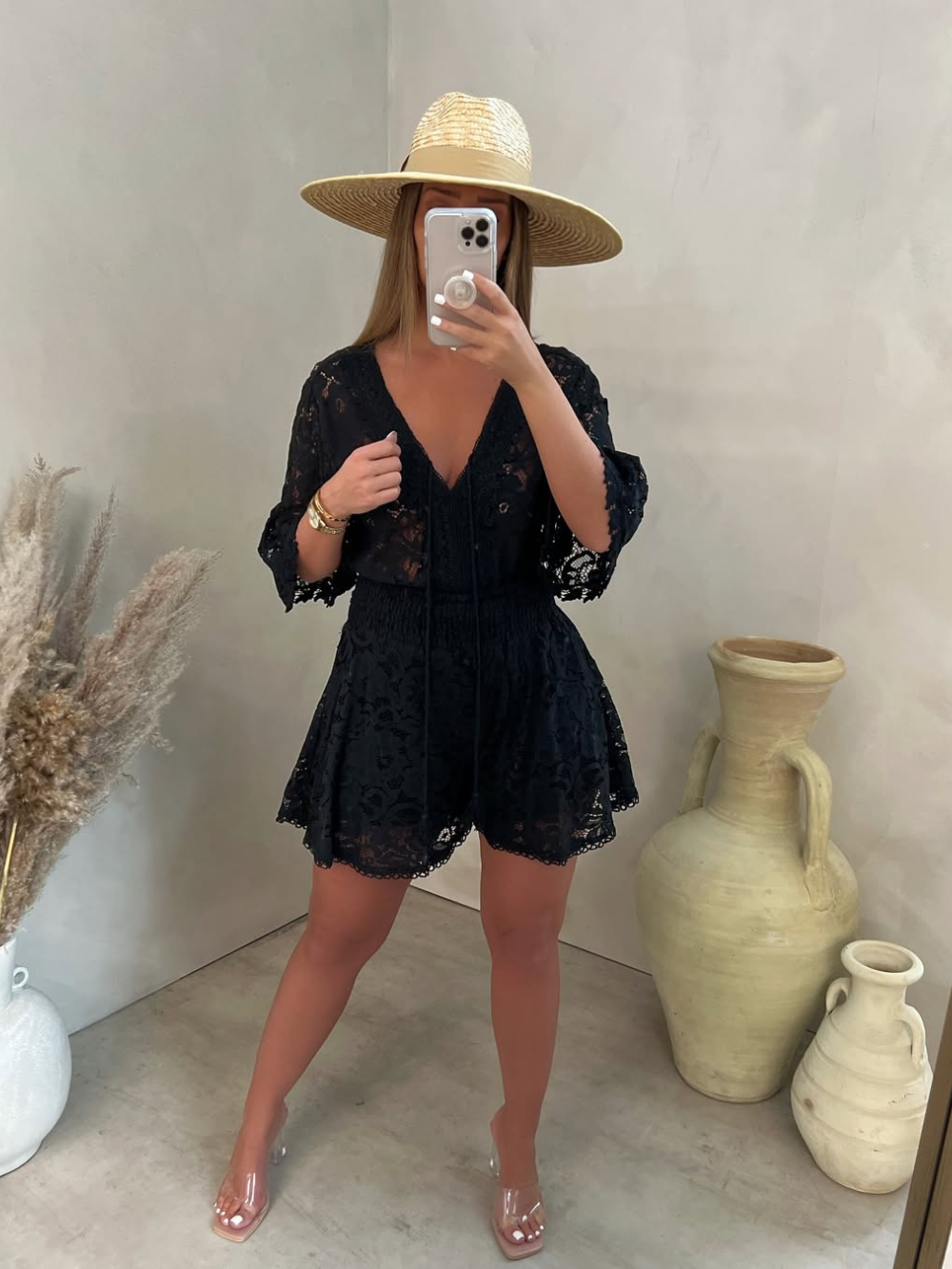 Conjunto de encaje con cuello en V