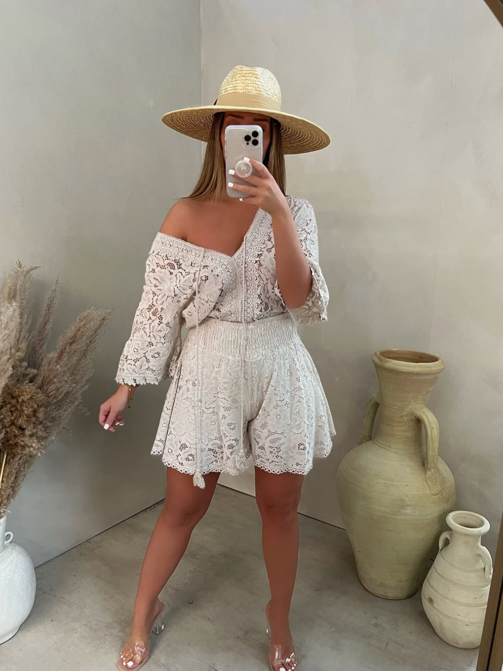 Conjunto de encaje con cuello en V