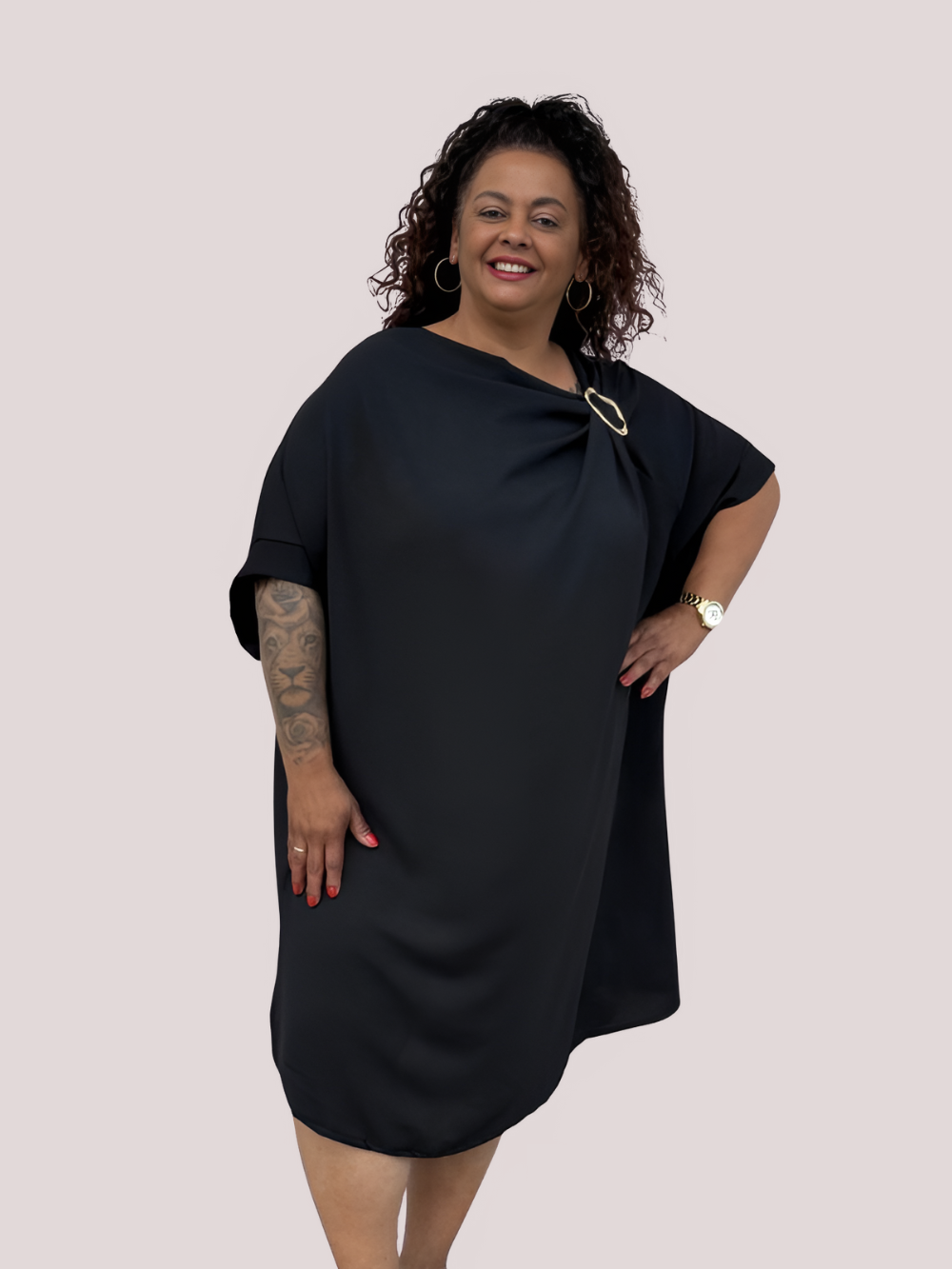 Vestido Saphia con fruncido y broche decorativo