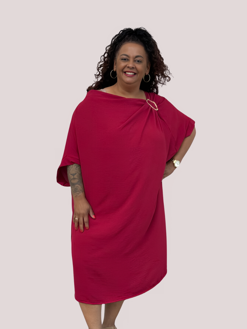 Vestido Saphia con fruncido y broche decorativo